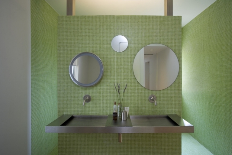 mosaique-salle-bain-verte-miroirs-ronds-lavabo-design