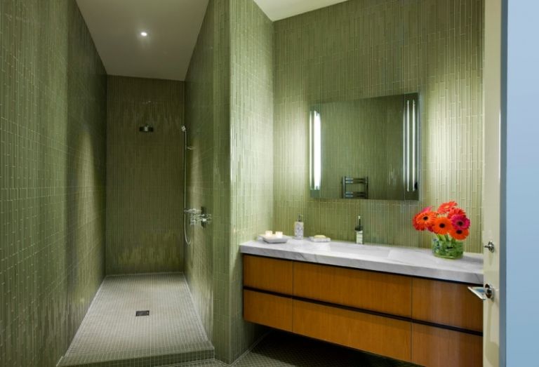 mosaique-salle-bain-verte-moderne-meuble-suspendu-bois-massif
