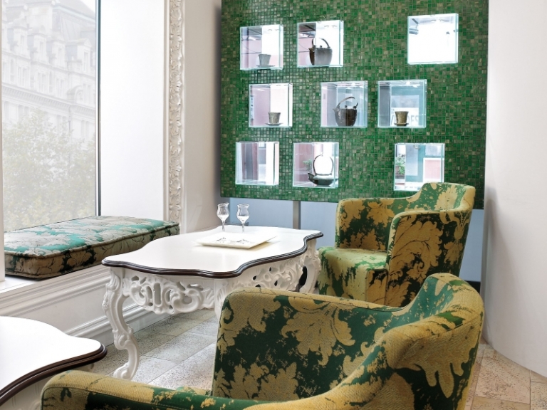 mosaique-salle-bain-verte-revêtement-mural-niches-rangement-verre