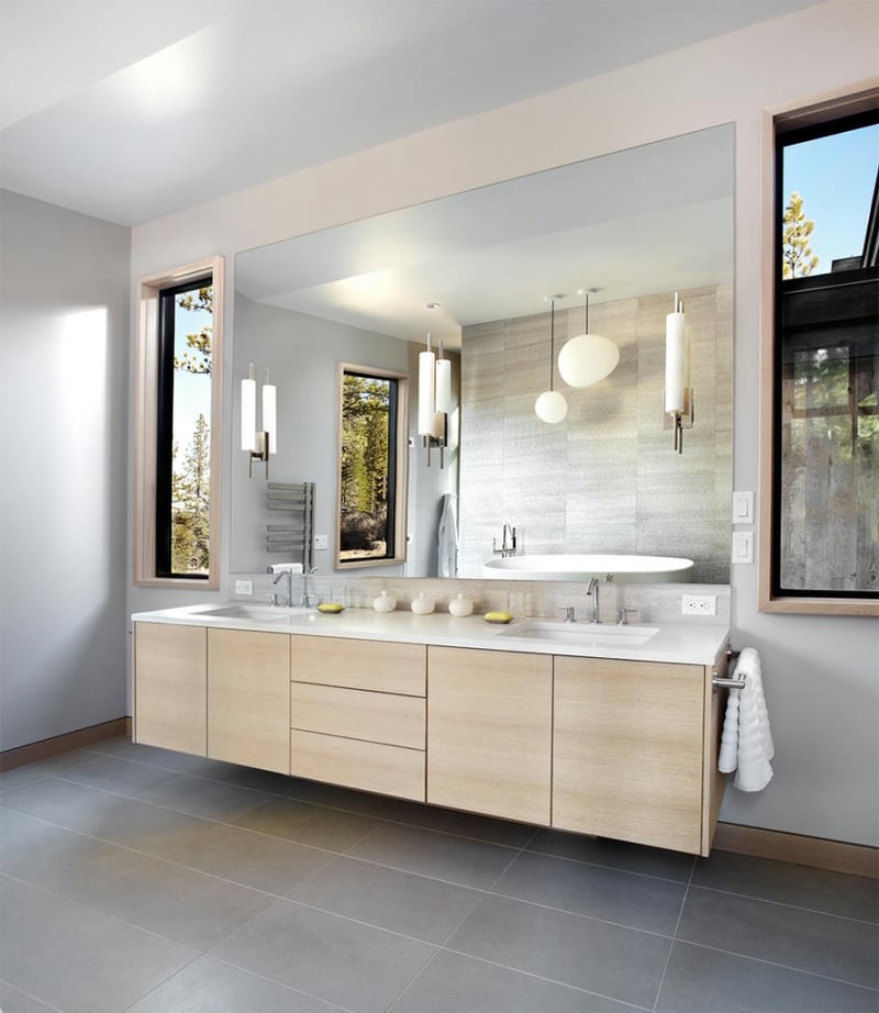 mur-pierre-salle-bain-meuble-vasque-bois-clair-miroir-appliques