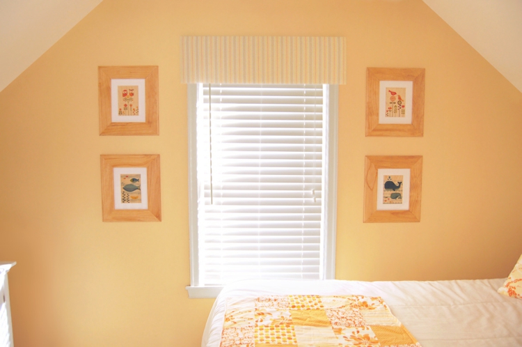 orange-pastel-chambre-cadres-décoratifs-literie-blanches- motifs-assortie