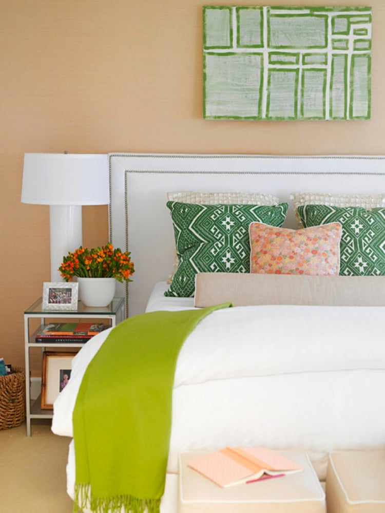 orange-pastel-lit-design-blanc-coussins-verts-décoratifs-cadre-assorti