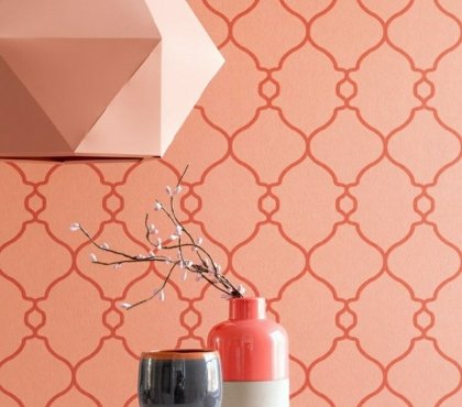 orange pastel motifs-murs-lampe-design-assortie-table-robnde-bois-blanc-cérusé