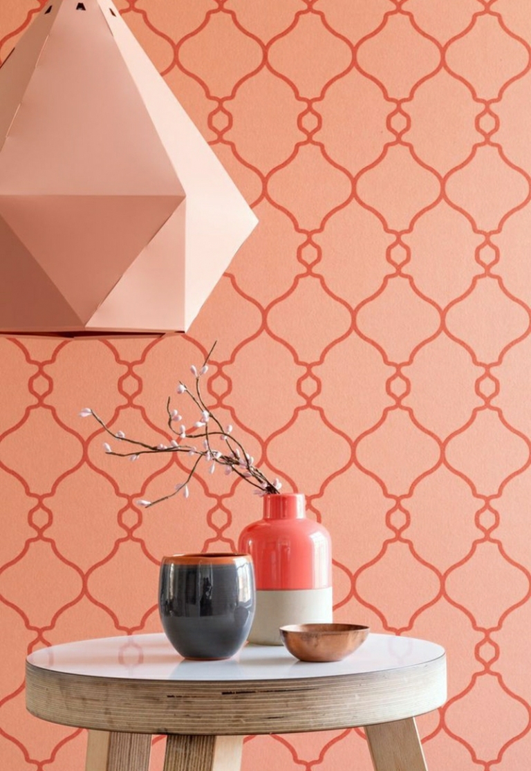 orange pastel motifs-murs-lampe-design-assortie-table-ronde-bois-blanc-cérusé