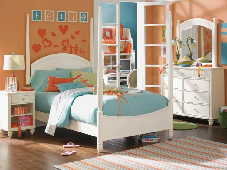 orange-pastel-murs-meubles-blancs-liteire-bleue-parquet-massif