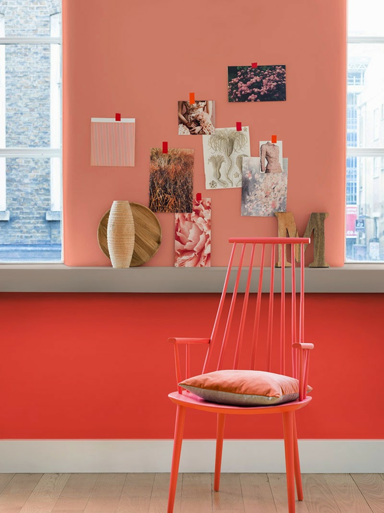 orange-pastel-orange-corail-murs-chaise-métallique-assortie