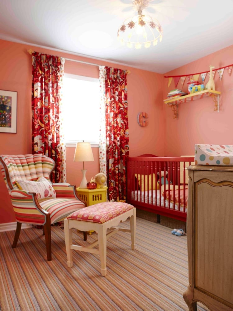 orange-pastel-rideaux-rouges-motifs-lit-bébé-assorti-meubles-tapis-multicolores