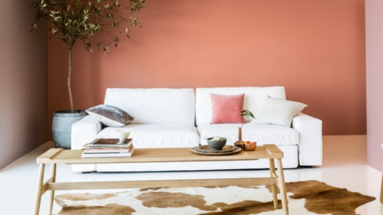 orange pastel salon-moderne-canapé-cuir-blanc-tapis-peau-bête