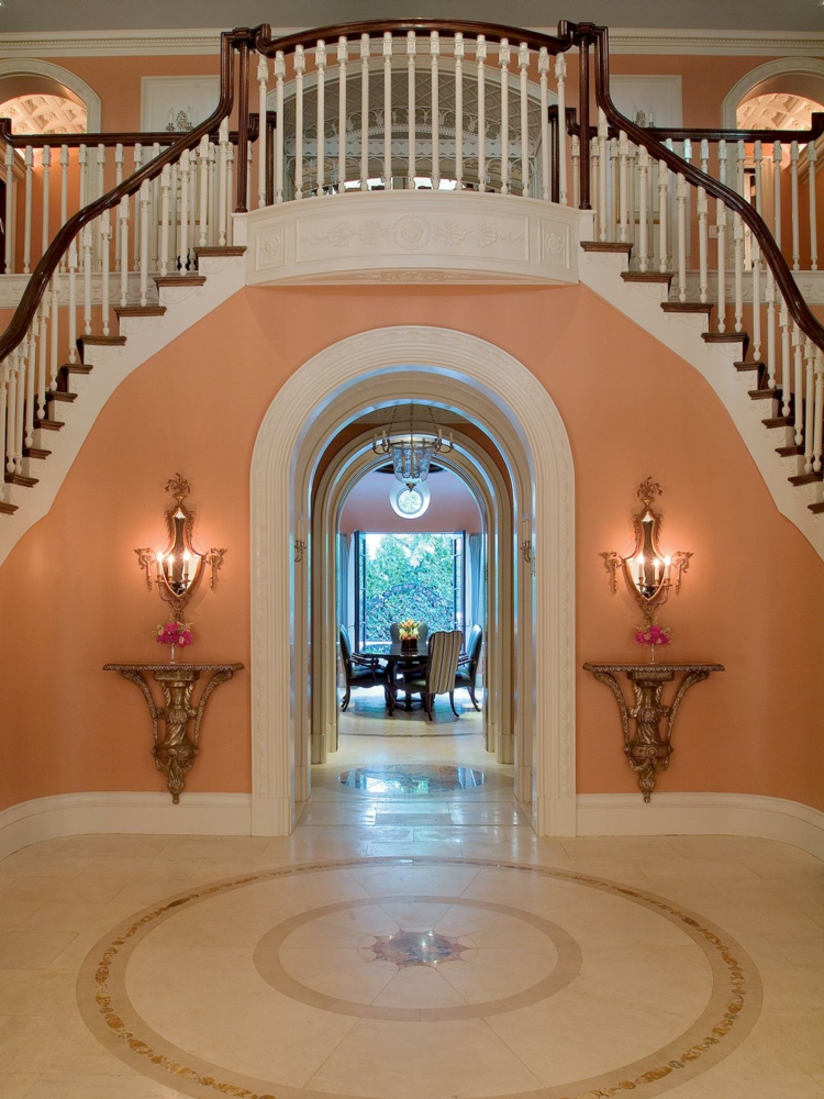 orange-pastel-vestibule-escalier-bois-sol-marbre-beige-clair