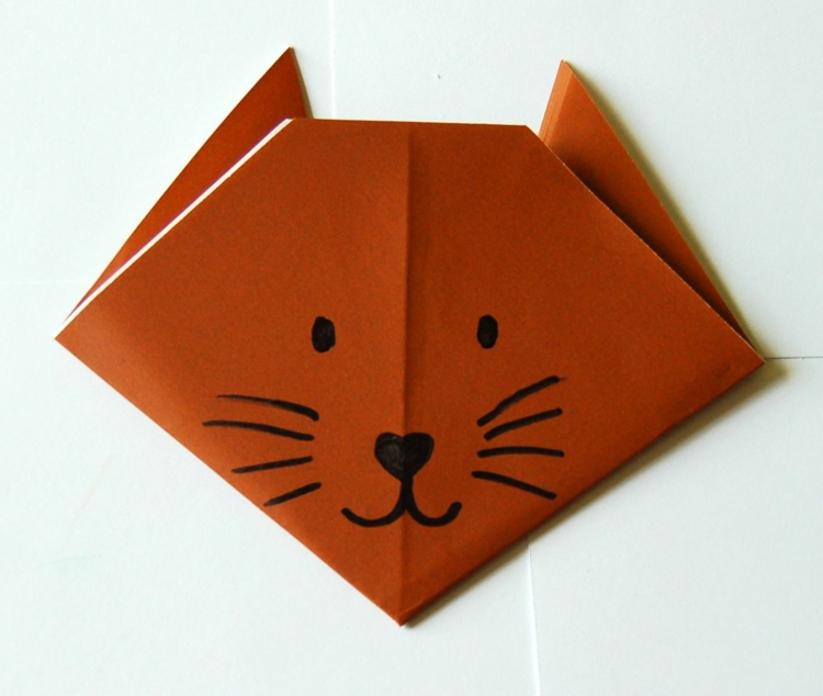 origami-animaux-chat-papier-rouge-dessiner-yeux-moustaches-nez origami animaux