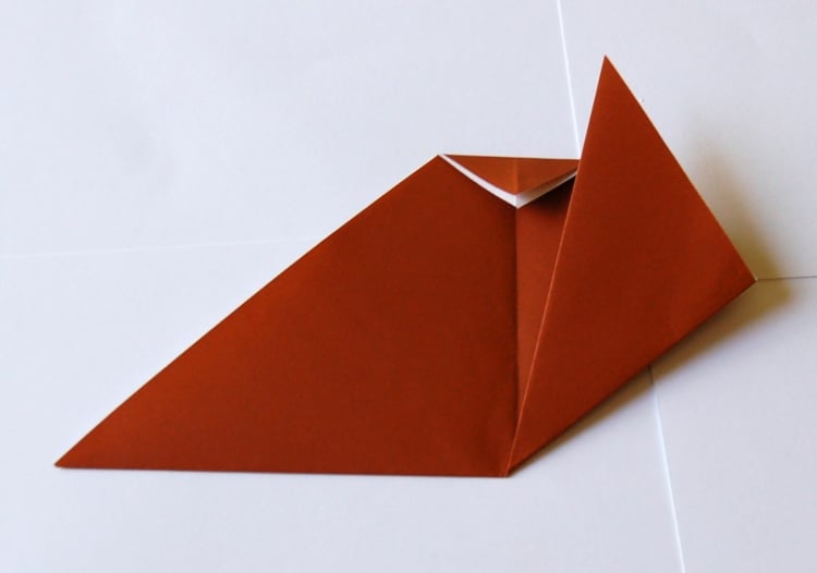 origami-animaux-chat-papier-rouge-pliage-vers-interieur