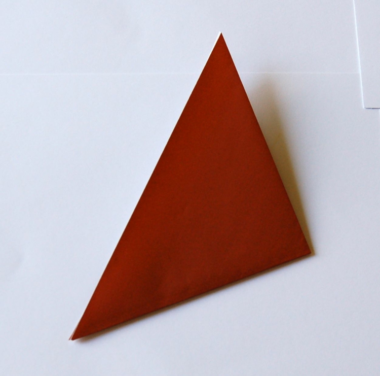origami-animaux-chat-papier-rouge-triangle-plie