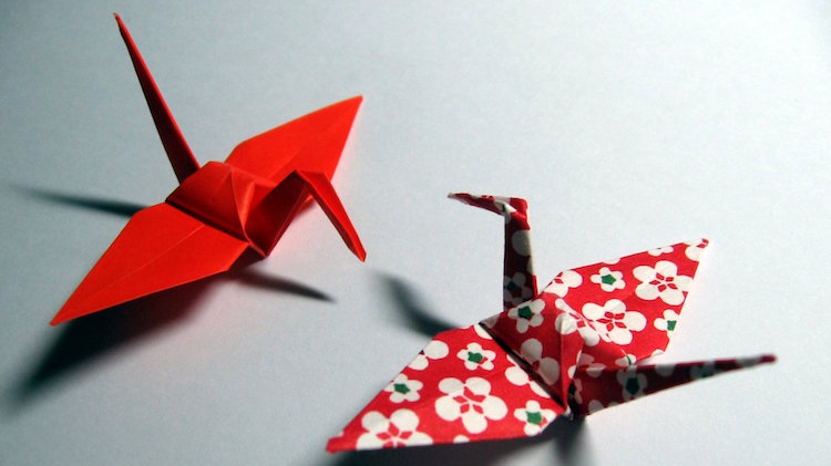 origami-animaux-grues-papier-rouge-motifs
