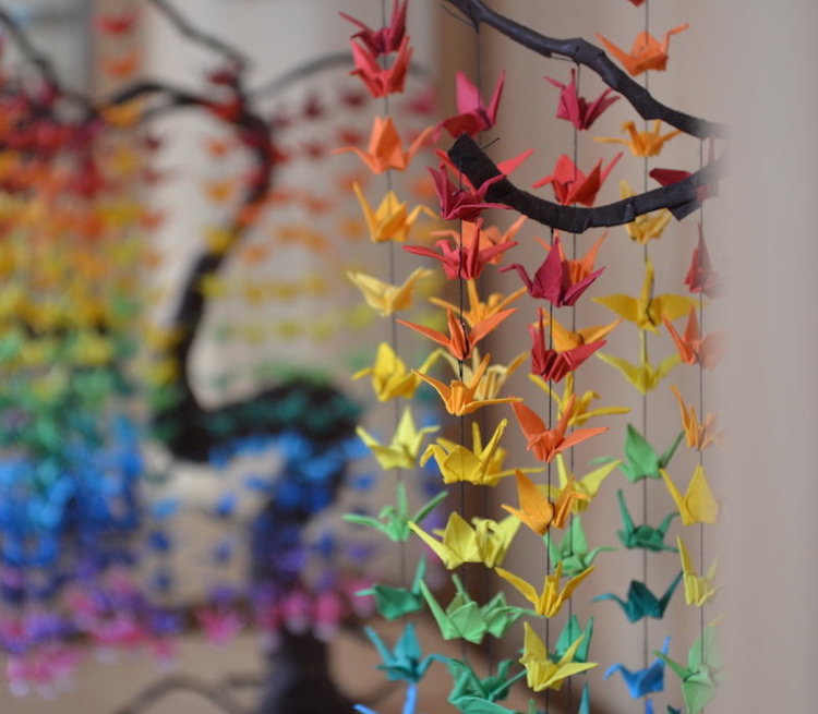 origami animaux en papier coloré- mobile bébé en grues origami-animaux-papier-coloré-mobile-grues