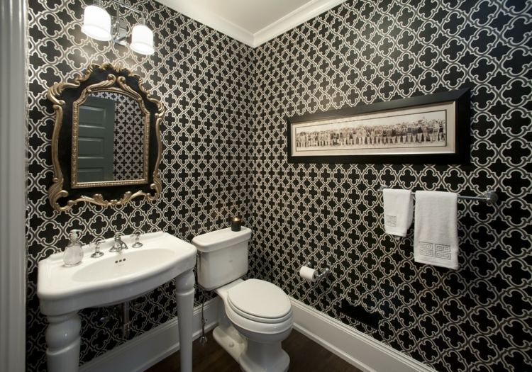 papier-peint-noir-motif-blanc--vintage-sanitaire-blanc-salle-bains