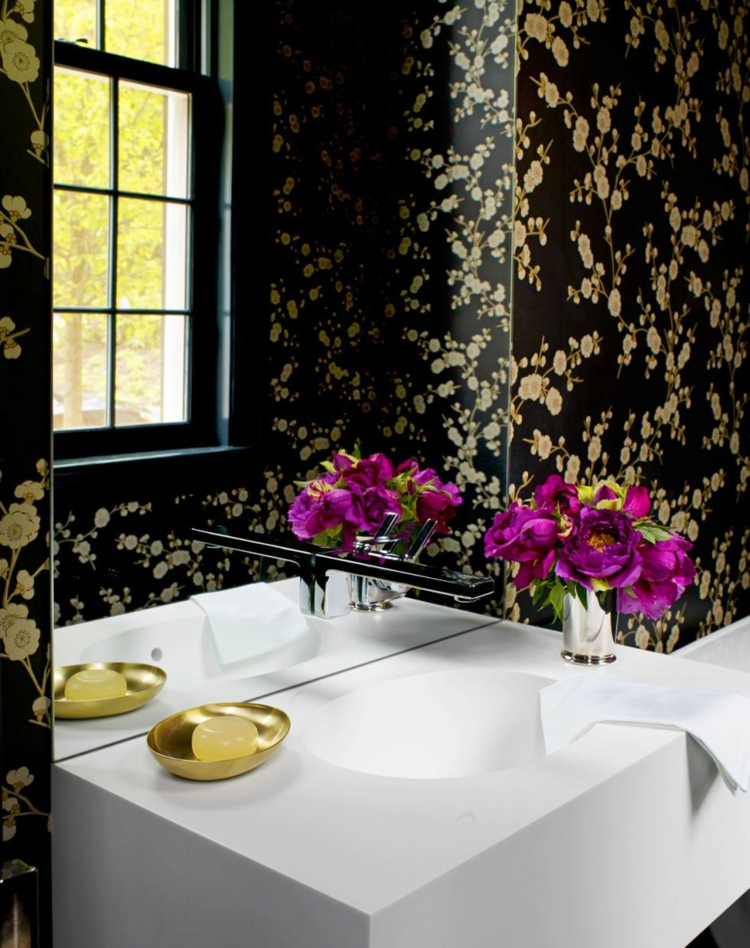 papier-peint-noir-motif-floral-jaune-salle-bains-bouquet-fleurs