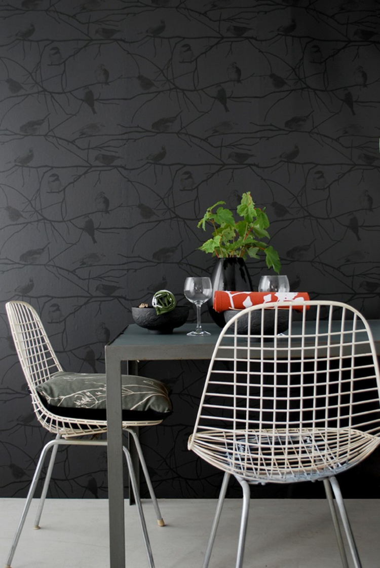 papier-peint-noir-motif-oiseaux-noirs-chaises-metal papier peint noir