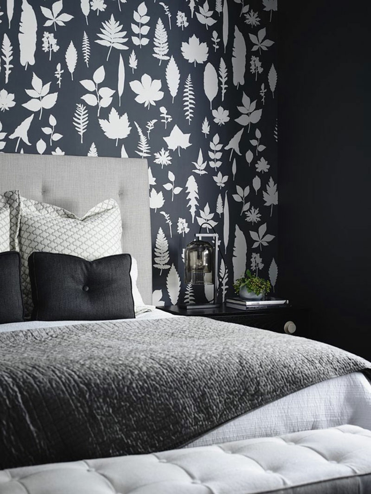 papier-peint-noir-motifs-feuilles-blanches-chambre-coucher papier peint noir
