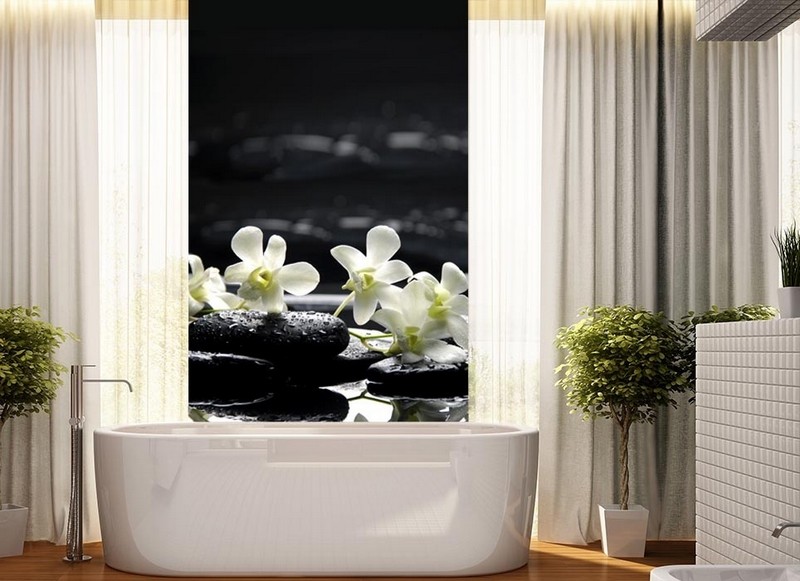 papier-peint-salle-bain-fleurs-blanches-galets-noirs-rideaux-blancs
