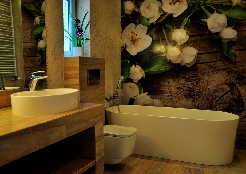 papier-peint-salle-bain-orchidées-blanches-fond-bois-craquelé