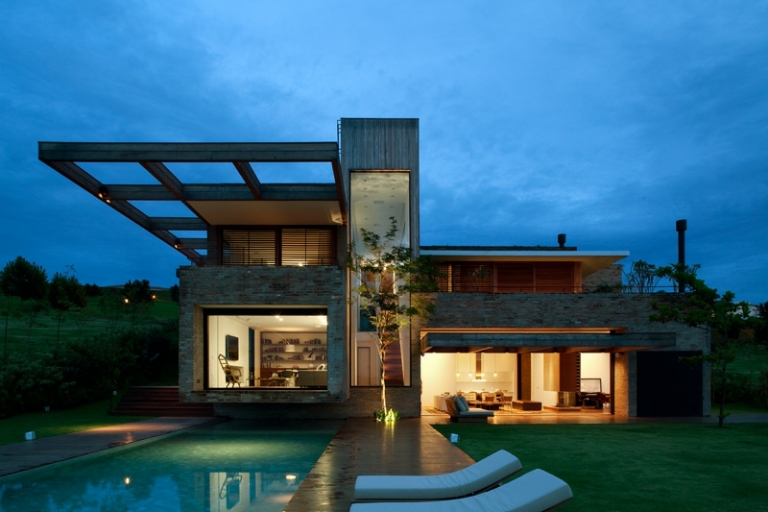 parement brique et teck façade-maison-architecte-piscine-extérieure