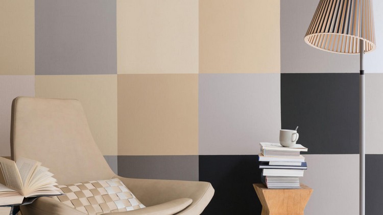 peinture-decorative-dessin-geometrique-carres-nuances-marron-clair-noir-gris-chaise-cuir-beige