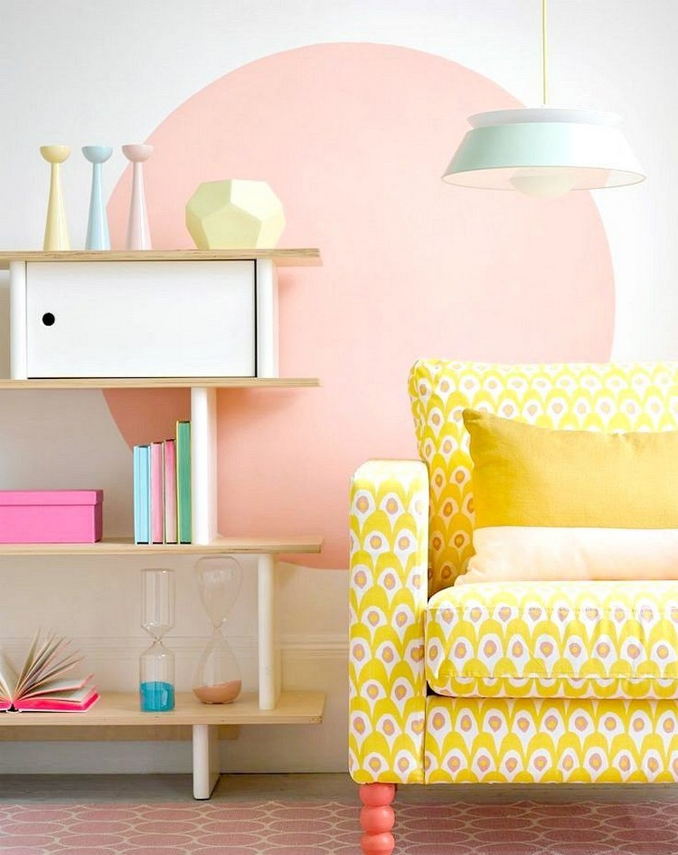 peinture-decorative-dessin-geometrique-cercle-couleur-peche-fauteuil-jaune-meuble-rangement-bois-clair