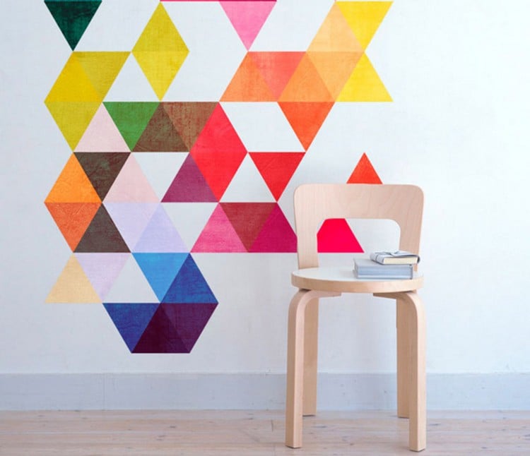 peinture-decorative-dessin-geometrique-triangles-multicolores-couleurs-vives