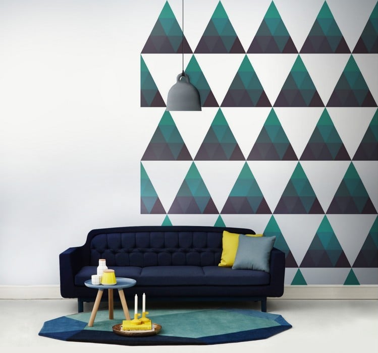 peinture-decorative-dessin-geometrique-triangles-multitriangles-vert-marron-canapé-droit-bleu-fonce peinture décorative