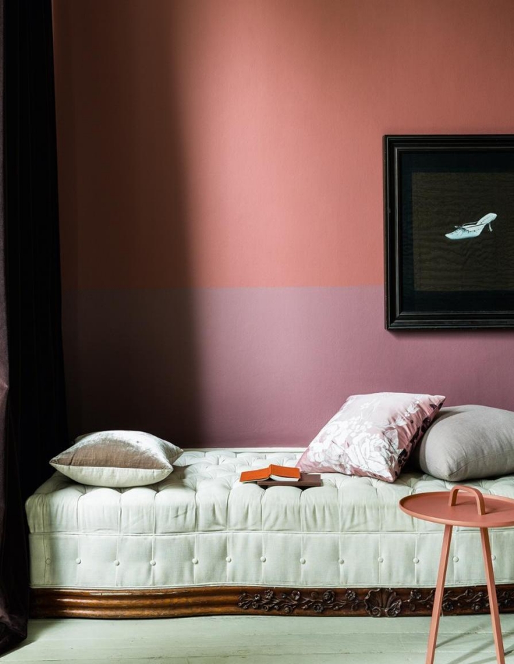 peinture-rose-bicolore-murs-literie-blanche-cadre-design-noir