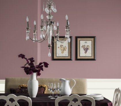 peinture rose canapé-gris-clair-chaises-bois-blanc-lustre-cristal