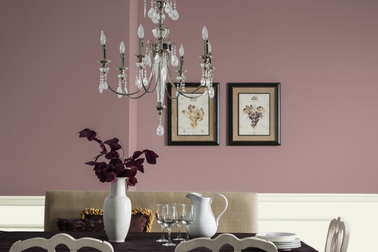 peinture rose canapé-gris-clair-chaises-bois-blanc-lustre-cristal