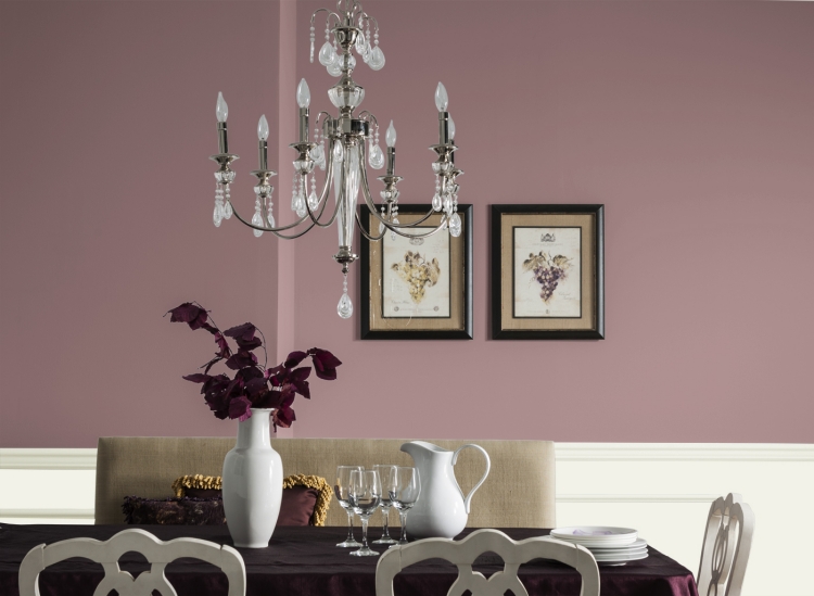 peinture rose canapé-gris-clair-chaises-bois-blanc-lustre-cristal
