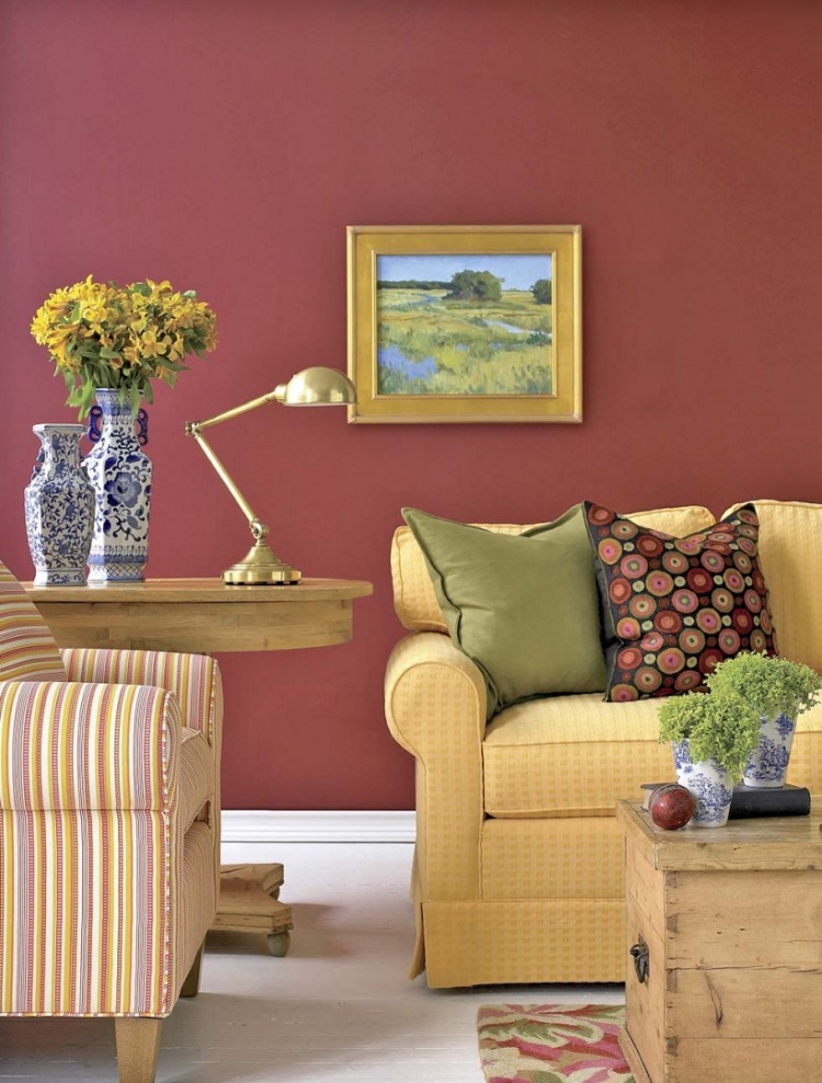peinture-rose-canapé-tissu-jaune-fauteuil-multicolore-rayé-coussins-décoratifs-assortis