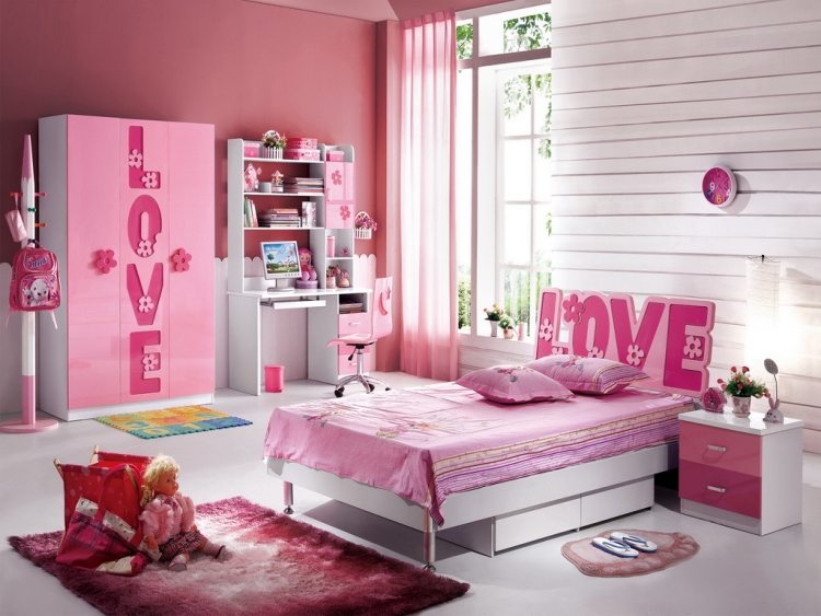 peinture-rose-chambre-enfant-penderie-literie-assorties-tapis-rose-foncé-sol-gris-clair