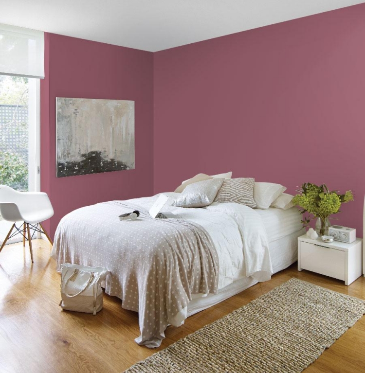 peinture-rose-intense-mobilier-design-blanc-parquet-bois-clair