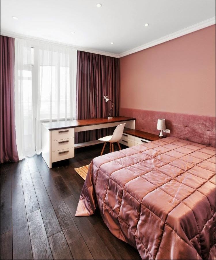 peinture-rose-murs-couverture-lit-assortie-sol-bois-marron-cachou
