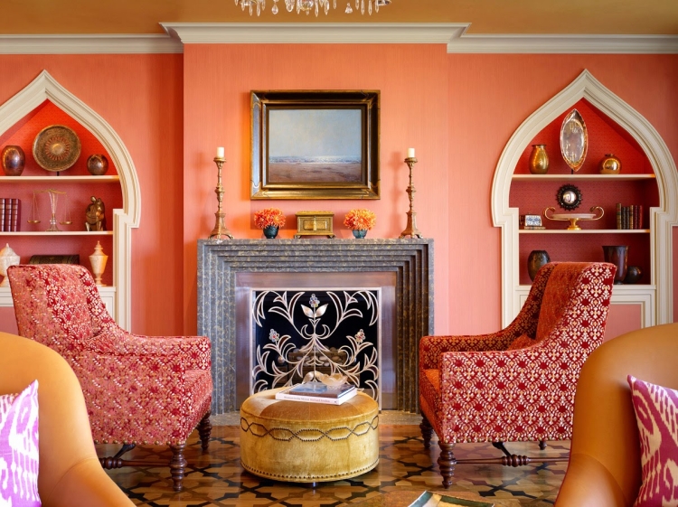 peinture-rose-murs-niches-fauteuils-rouges-motifs-table-basse-jaune-cheminée-marbre-bleu