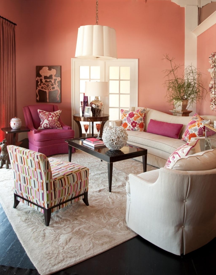 peinture-rose-nacré-murs-meubles-beiges-roses-coussins-décoratifs