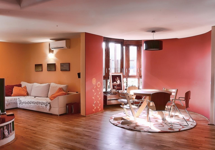 peinture-rose-orange-murs-canapé-tissu-blanc-meubles-bois-clair-parquet-assorti