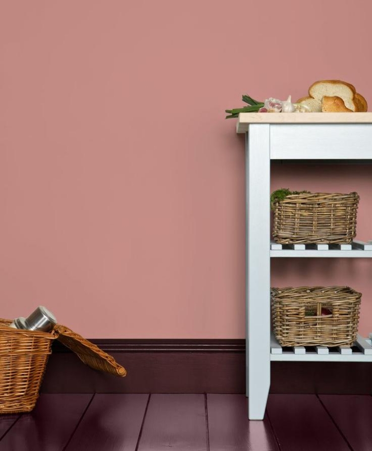 peinture-rose-plancher-bois-coloré-rose-foncé-cornière-assortie-buffet-blanc