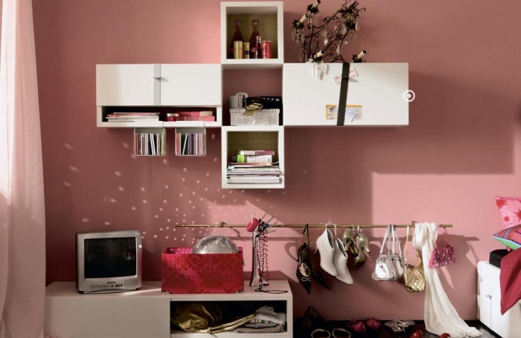 peinture-rose-rideau-assorti-meubles-rangement-muraux-blancs