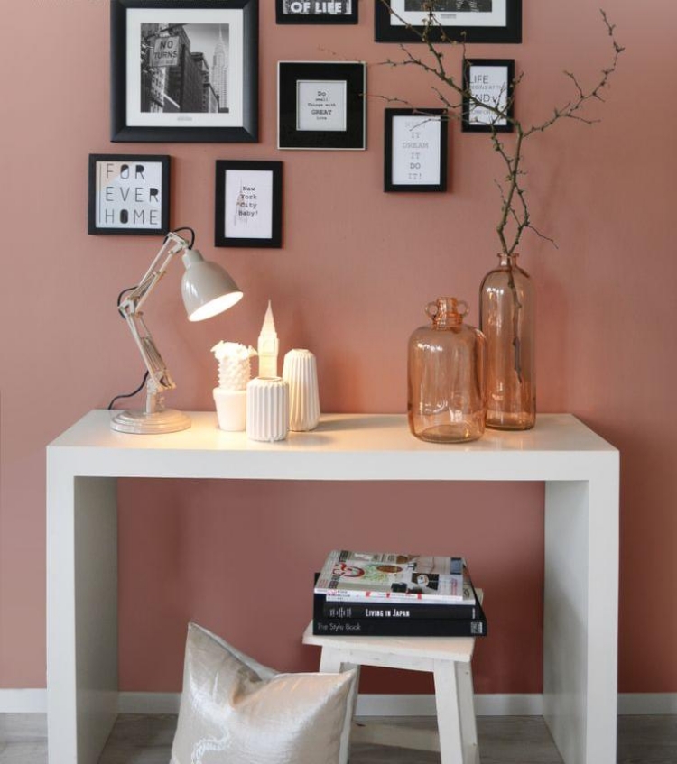 peinture-rose-table-design-blanche-chaise-assortie-cadres-modernes-noir-blanc