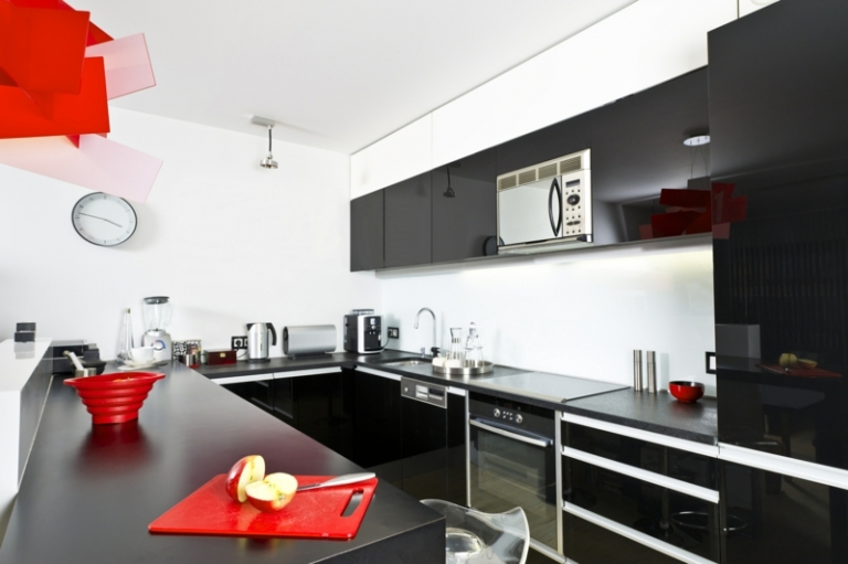 petite-cuisine-noire-blanche-moderne-décorée-rouge