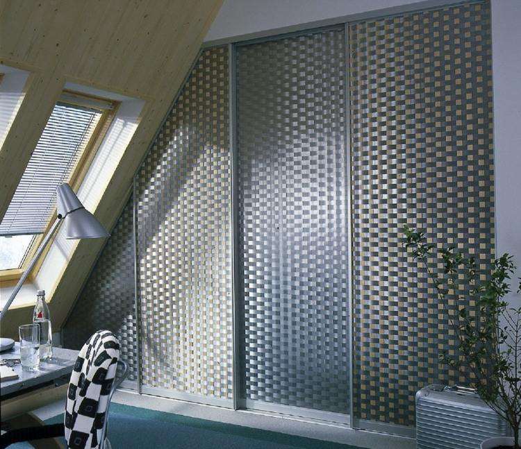 Placard sous pente encastré idées de rangement astucieuses