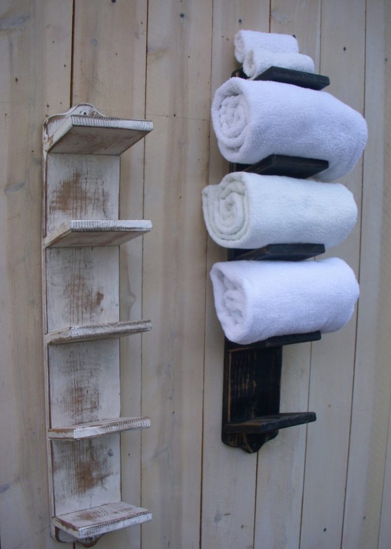 porte-serviette-bois-mural-serviettes-roulées-style-shabby-chic