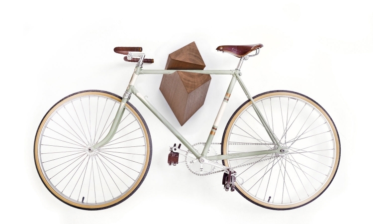 porte-vélo-mural-design-moderne-tronc-bois-massif-avant-garde