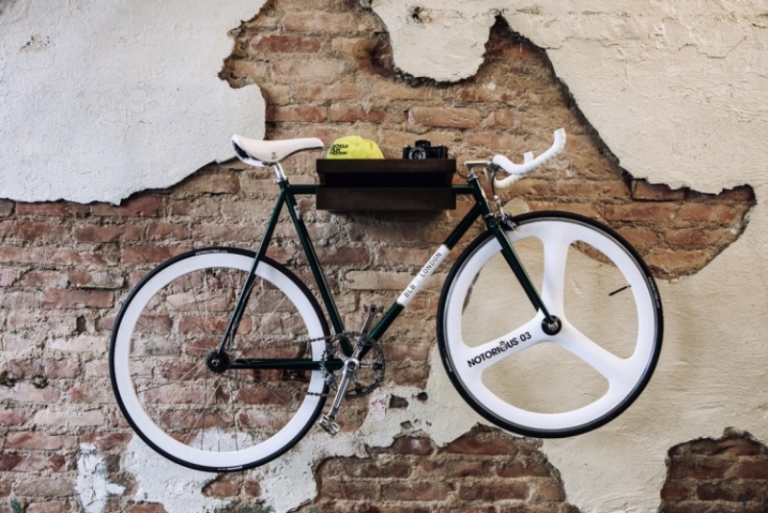 portе vélo mural horizontal mur-briques-apparentes