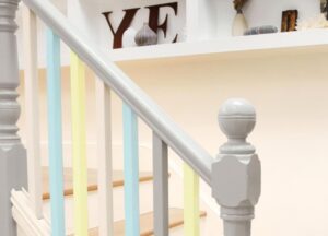 rambarde escalier bois-colorée-blanc-jaune-pastel-bleu-clair-beige-sable