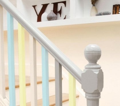 rambarde escalier bois-colorée-blanc-jaune-pastel-bleu-clair-beige-sable
